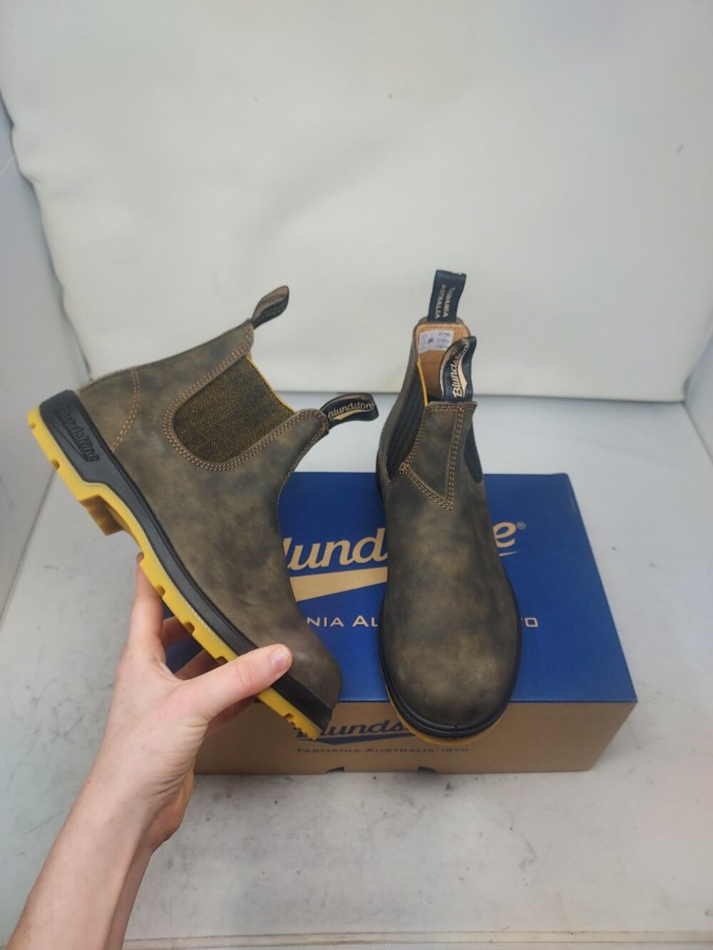 Blundstone WOMENS Chelsea Rustic Brown Yellow Boot